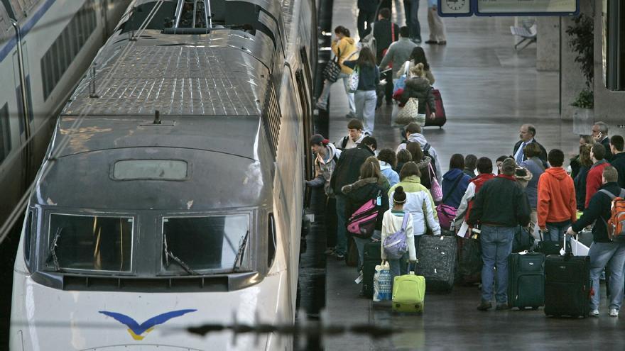 El tren Sevilla-Plasencia parte sin 70 viajeros extremeños por un fallo en las pantallas