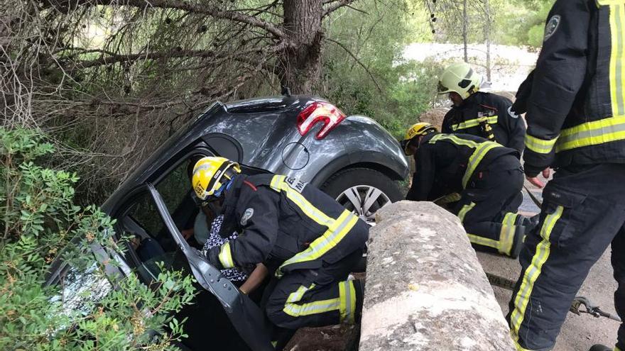 Un coche con tres personas, a punto de despeñarse por un barranco en Andratx