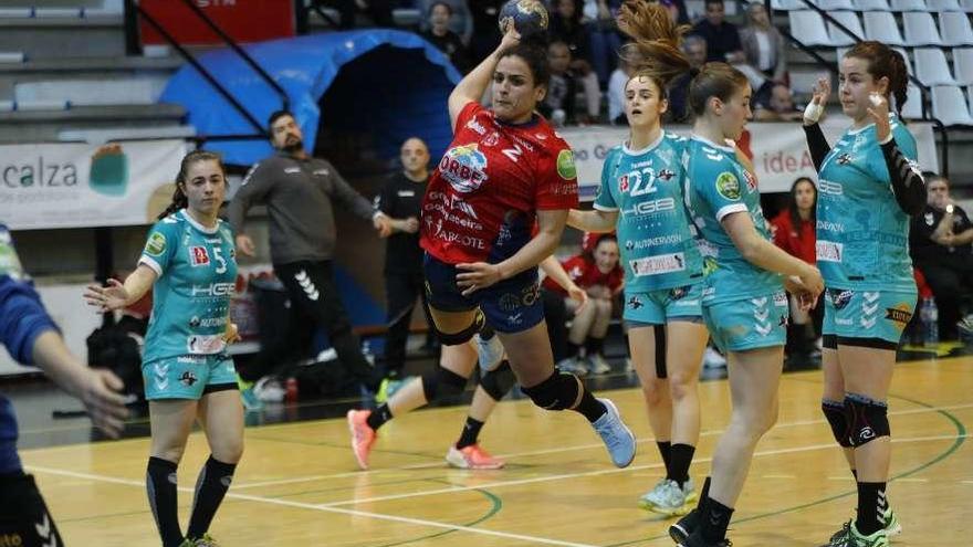 Ana Cerqueira lanza a puerta, en el partido de ayer ante el Zuazo. // R. Grobas