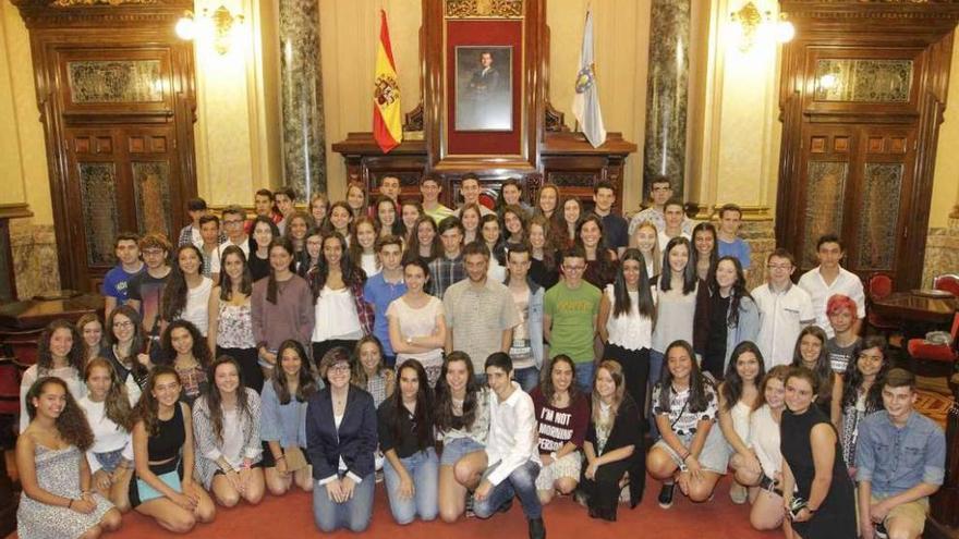 El alcalde, Xulio Ferreiro, y la concejal Silvia Cameán, con los alumnos de las Becas USA del curso pasado.