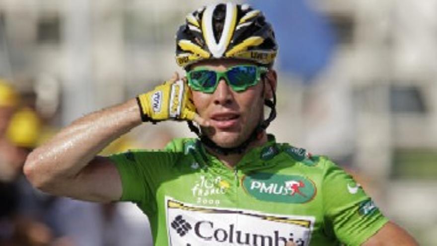 Cavendish gana en una polémica etapa