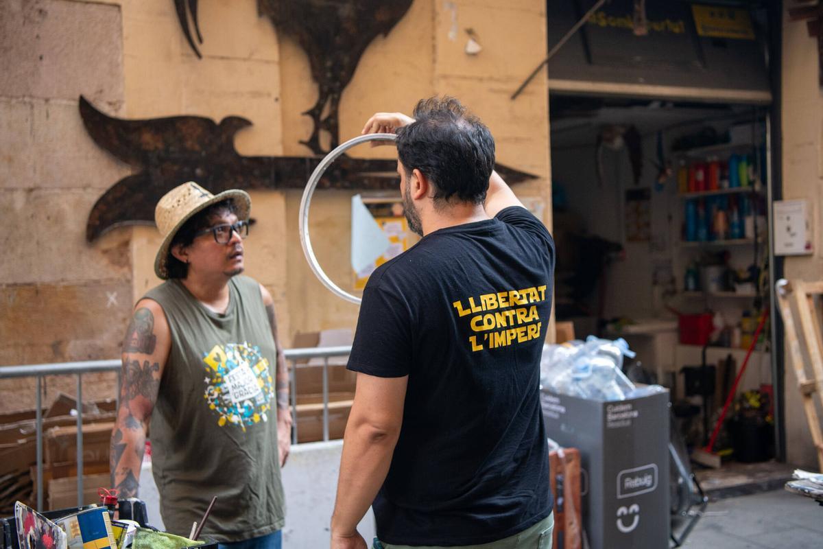 Dos vecinos de la calle Llibertat, durante la creación de los ‘guarnits’ de ‘El Señor de los Anillos’ de las fiestas de Gràcia