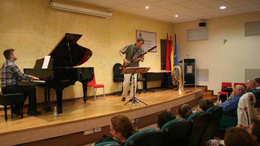 Falcone, con el fagot, en pleno concierto.