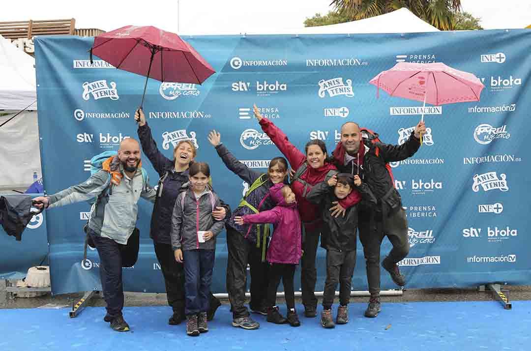 Santa Faz 2022: Numerosos participantes en la romería se fotografían en el photocall de Información