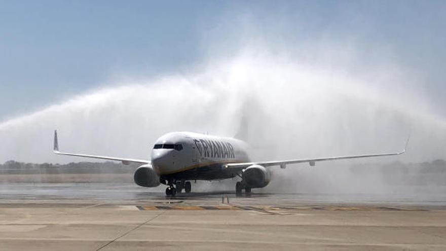 El aeropuerto estrena una nueva ruta con Oporto dos días por semana