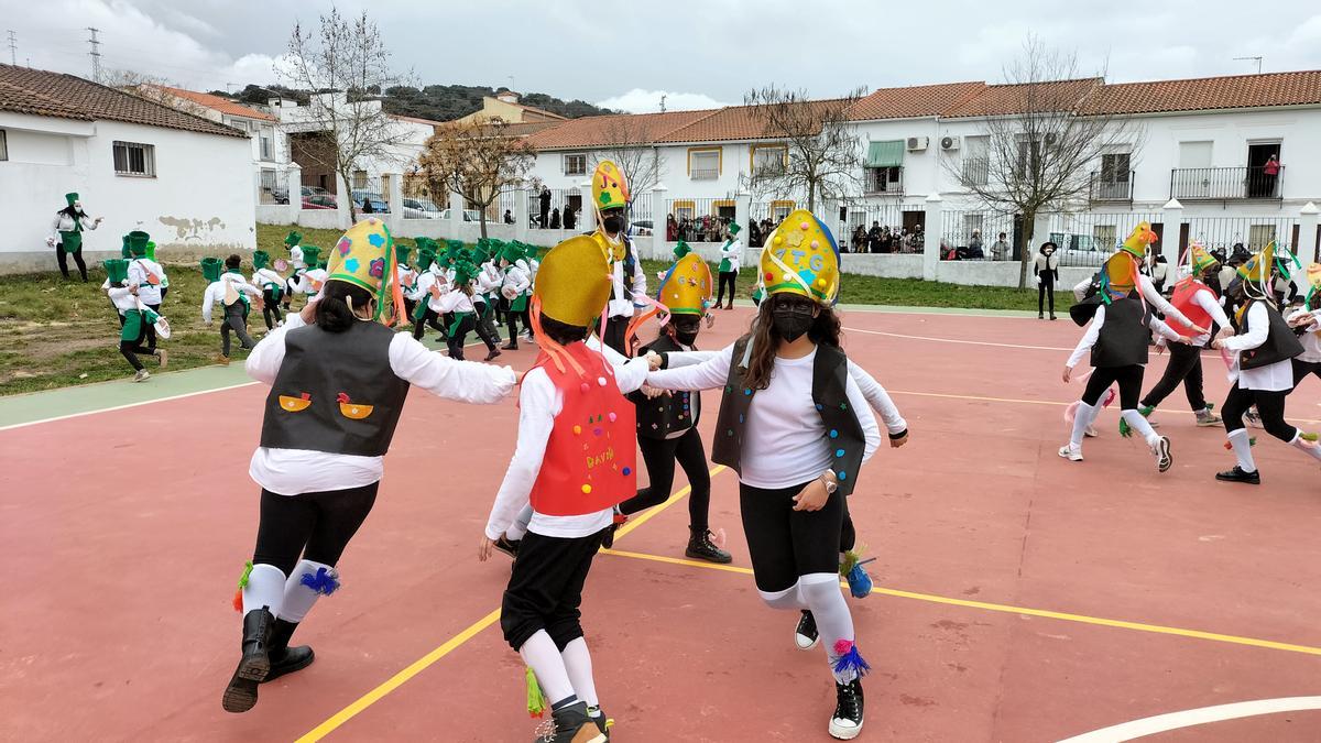 Bailes regionales en la concentración de disfraces del colegio El Llano