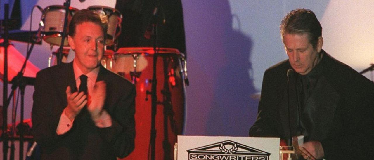 Paul McCartney y Brian Wilson, en junio de 2000, en la ceremonia del Songwriters Hall of Fame.