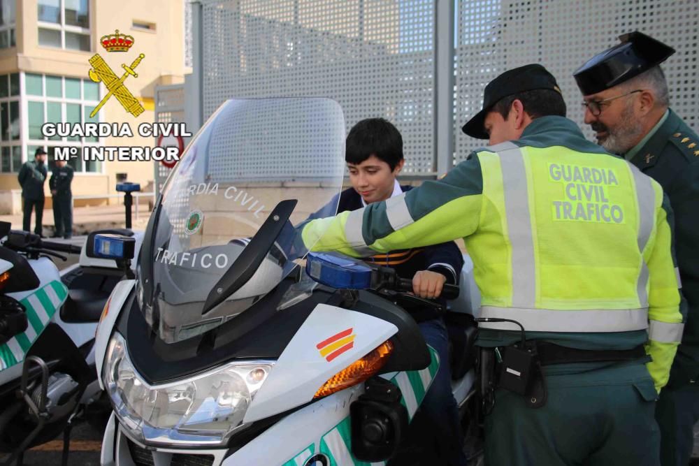 Un niño visita al guardia civil que le salvó la vida en Inca