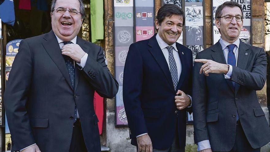 Por la izquierda, Juan Vicente Herrera, Javier Fernández y Alberto Núñez Feijóo, durante la cumbre del Noroeste celebrada en Oviedo la pasada semana.