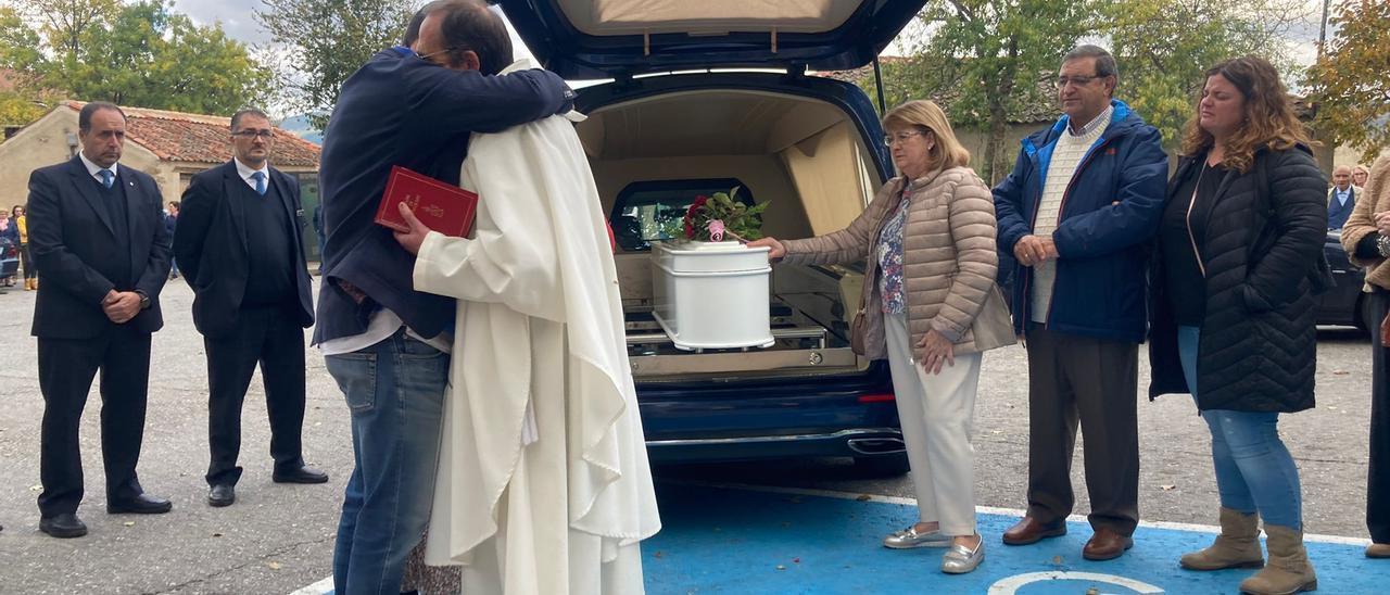 Funeral en Torrecaballeros, Segovia, por la niña asesinada en Gijón