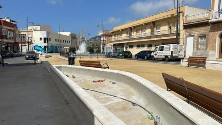 MC denuncia el &quot;mal estado&quot; de la Plaza de Molina del barrio de Santa Lucía