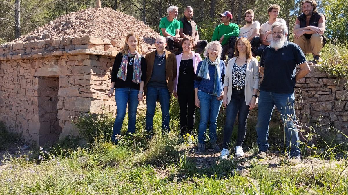 Ptomotors i participants del programa, al costat d'una de les barraques rehalitades, a Sallent