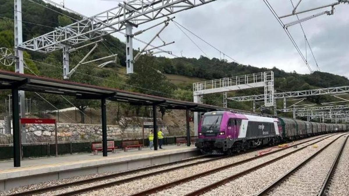 Un tren de mercancías, en Asturias.
