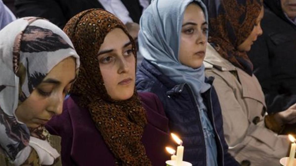 Varias mujeres musulmanas participan en una vigilia en memoria de las víctimas, en San Bernardino (California).