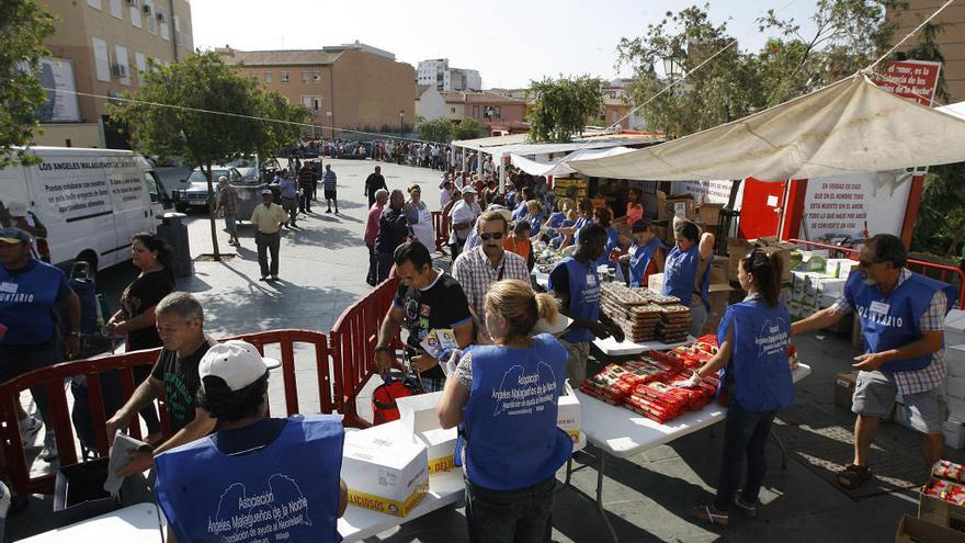 La Asociación Ángeles de la Noche repartiendo comida en Málaga.