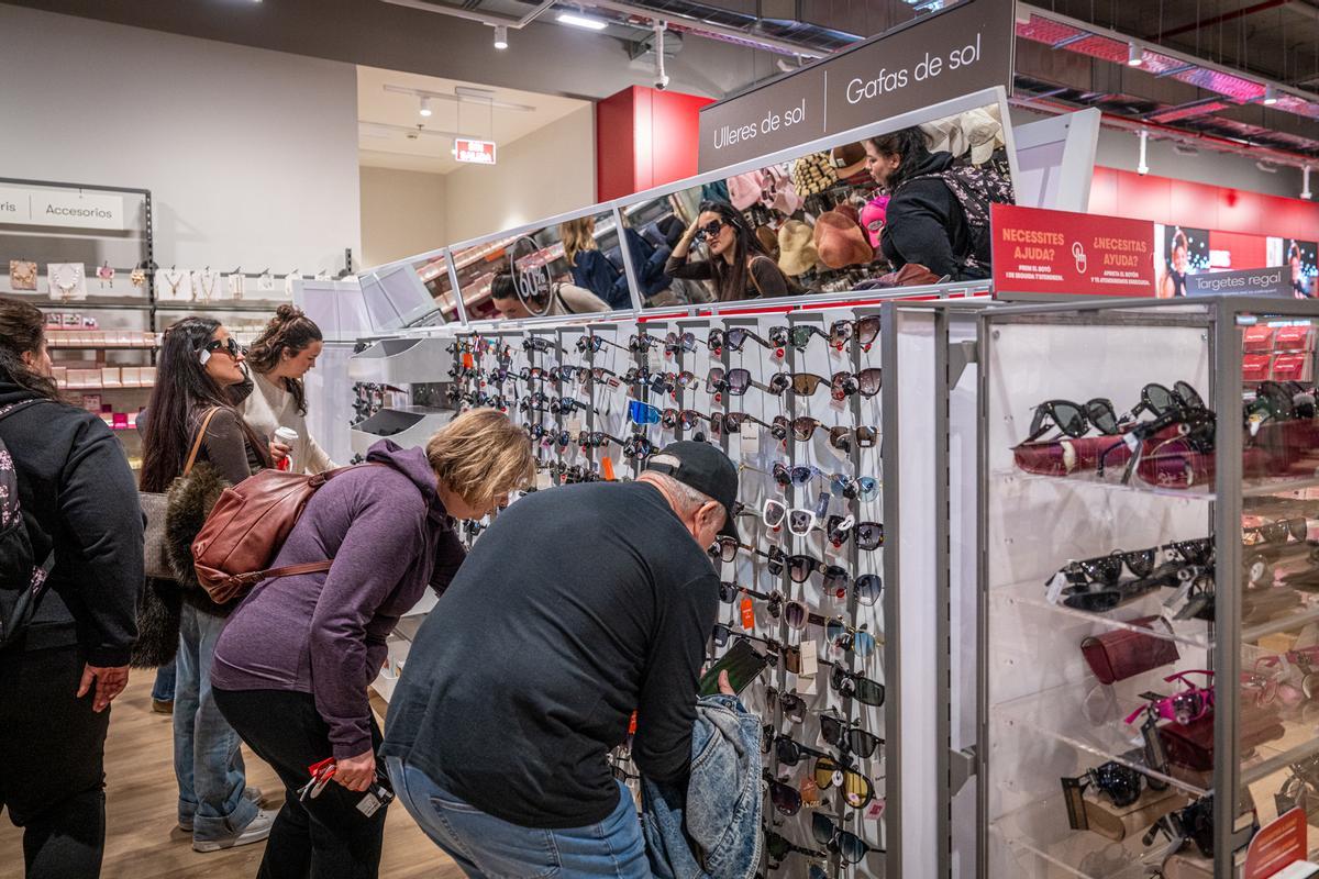 Furor y ofertas en el estreno de la primera tienda en Barcelona del outlet de grandes marcas TK-Maxx