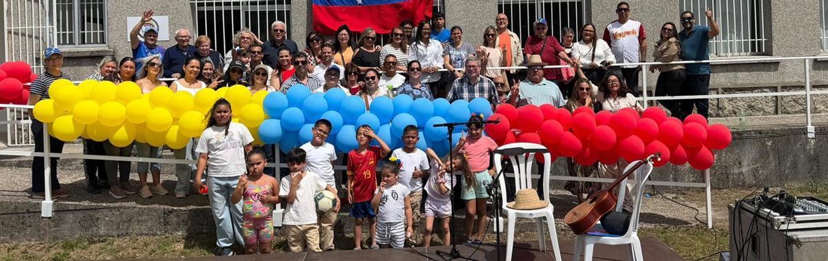 La Hermandad Venezolana posa a las puertas de su sede en Guimarei durante el acto.