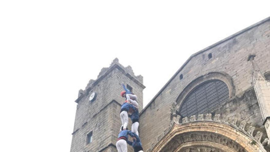 Més de 600 castellers participen en la trobada de colles gironines a Castelló d&#039;Empúries