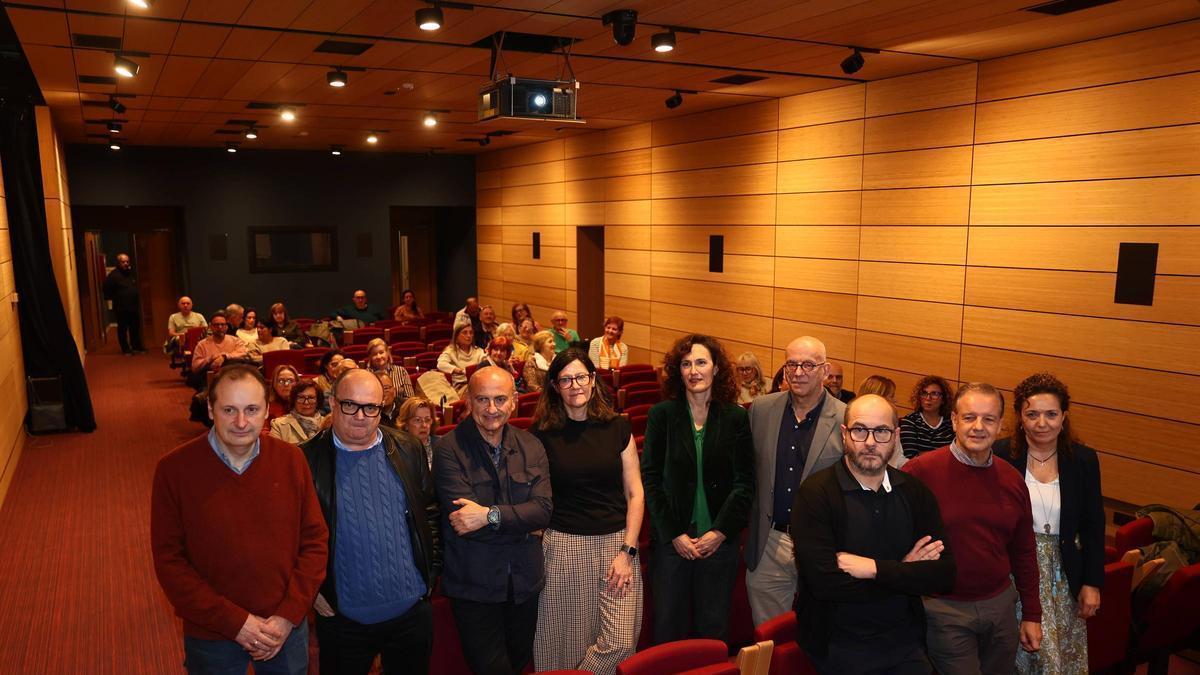 Por la izquierda, Juan Jesús Barbón (oftalmólogo), Martínez Jambrina (psiquiatra), Ginés Martínez (SAMU Asturias), Mónica Arias (neuróloga), Liliana Meana (directora médica del área sanitaria I),  Pablo Valdés (radiólogo), César Luis Roza (SAMU), Juan de la Vega (digestivo) y Concesa Rodríguez (ginecóloga).