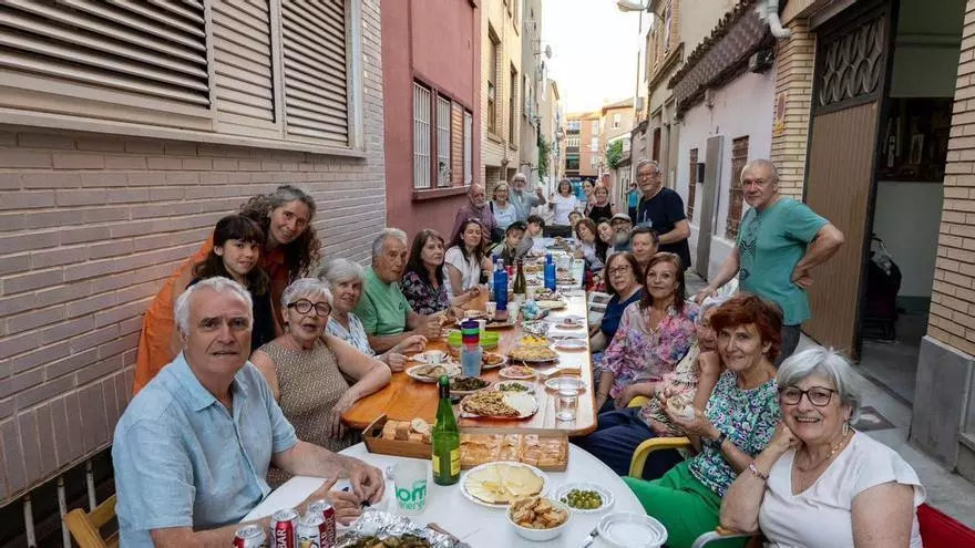 Vídeo | Torrero se echa a la calle para cenar a la 'fresca': "Coges tu cena, mesa y silla y te plantas"