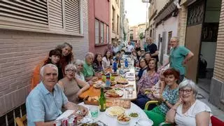 Torrero se echa a la calle para cenar a la 'fresca': "Coges tu cena, mesa y silla y te plantas"