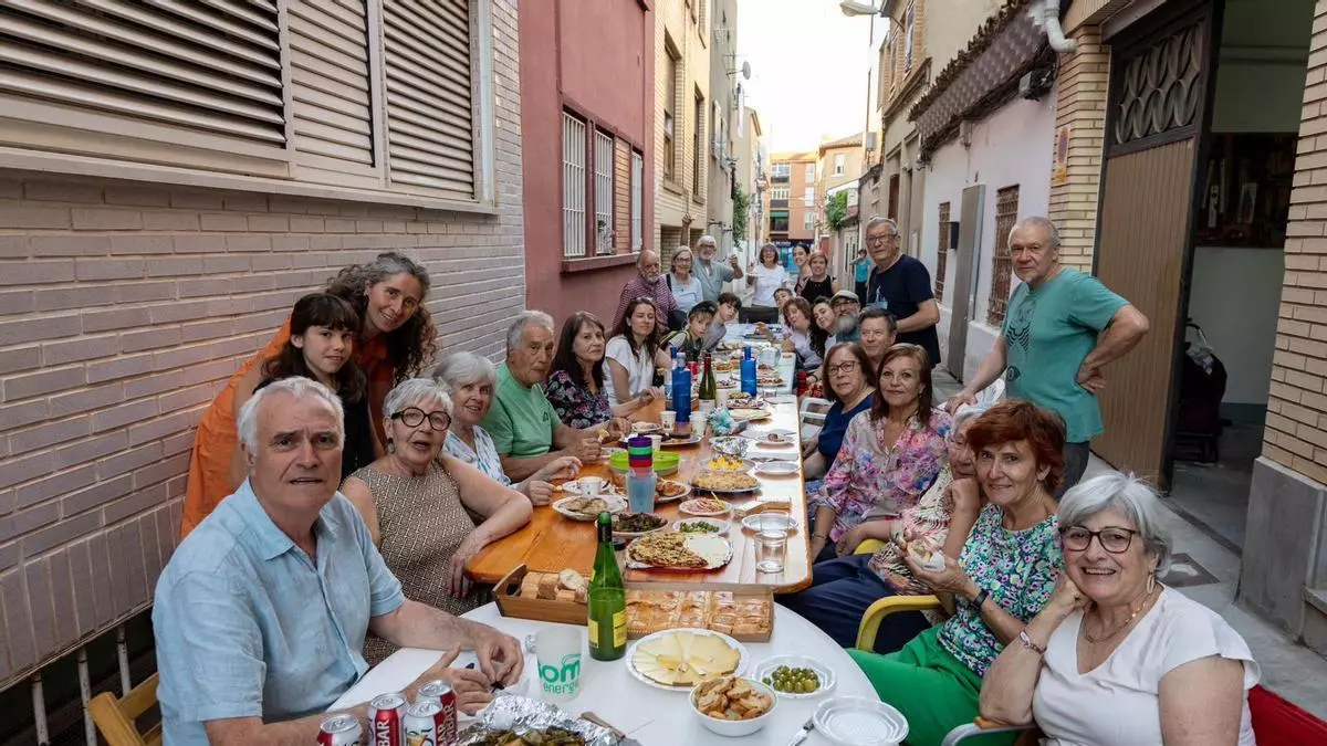 Torrero se echa a la calle para cenar a la 'fresca': "Coges tu cena, mesa y silla y te plantas"
