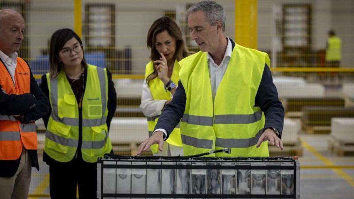 La alcaldesa de Zaragoza, Natalia Chueca, durante la vistia a la planta de TDG Ibernavitas en Plaza.