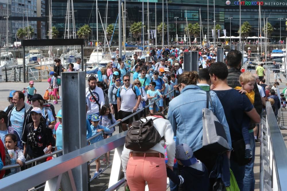 Aficionados y peñistas del Celta llenan el barco a las Cíes para poner el broche a la temporada del equipo