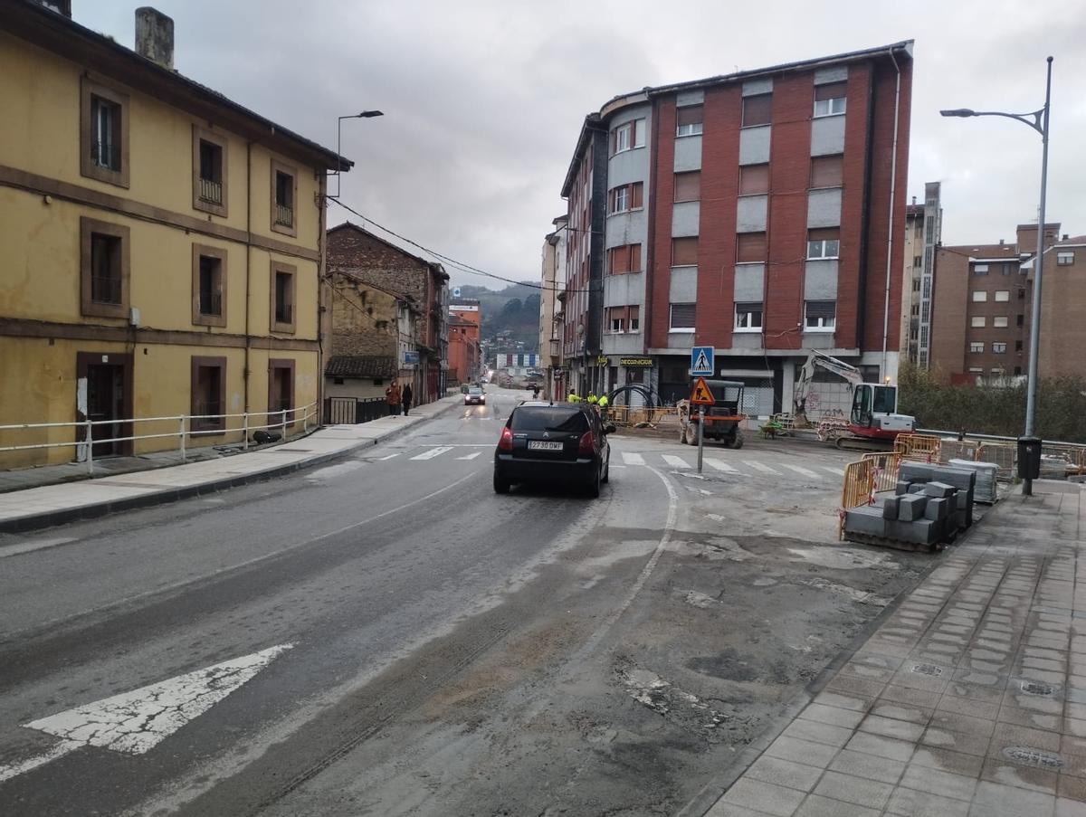 Vehículos circulando por la avenida de Gijón, con la obra a la derecha.