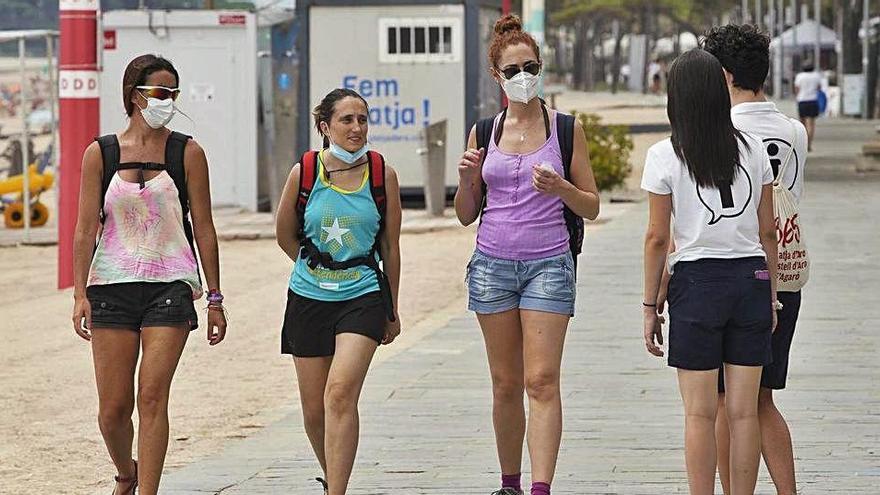 Informadors de Platja d&#039;Aro demanen a una persona que es col·loqui bé la mascareta.