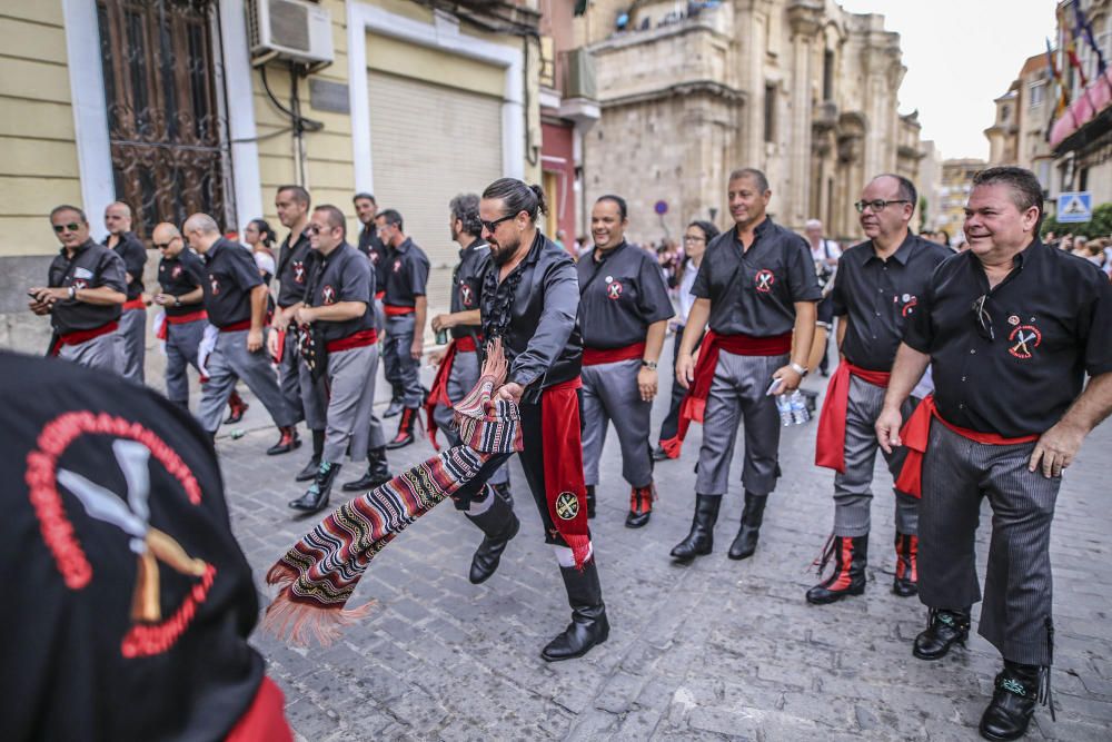 Desfile de abanderadas, ofrenda floral y procesión