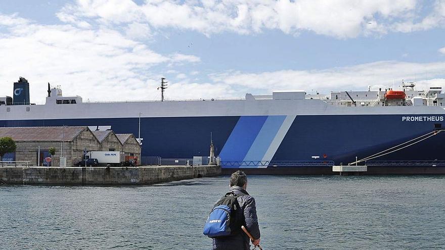 El barco &#039;Prometheus Leader&#039;, con seis marineros contagiados con la variante india, confinado en el Puerto de Vigo.