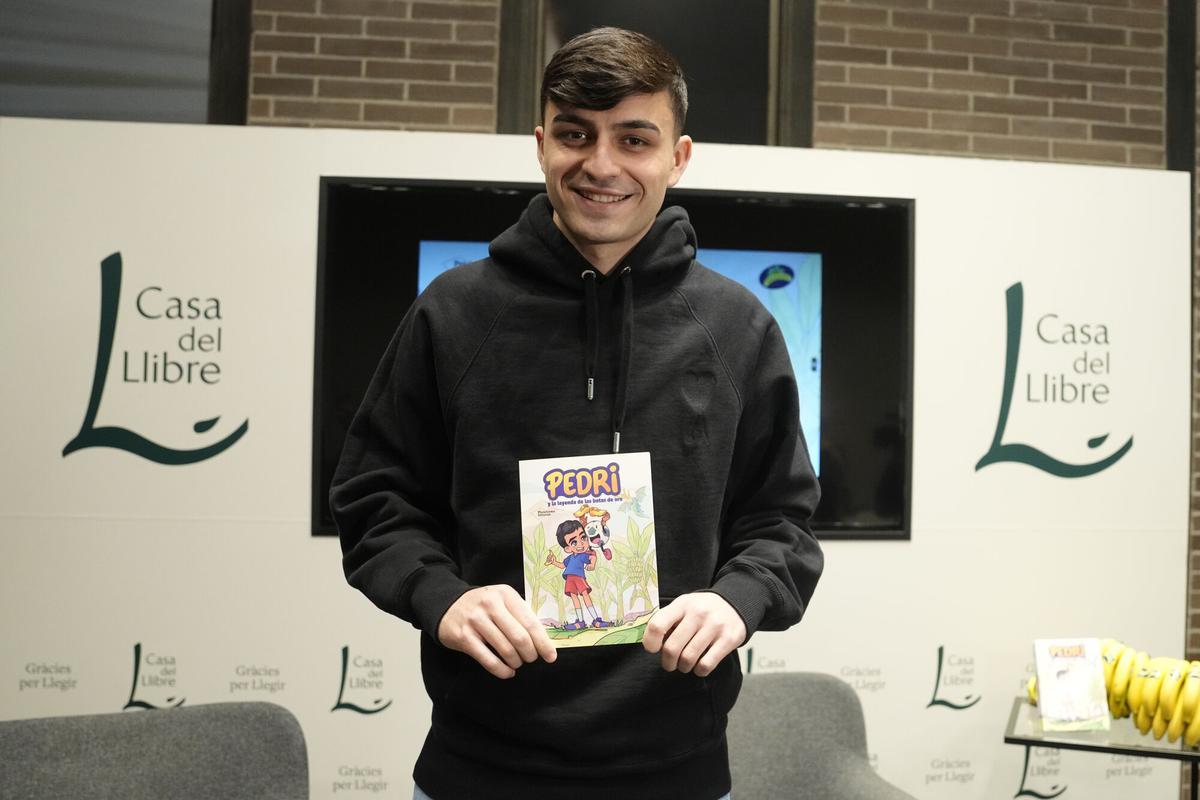 Pedri, durante la presentación del libro 'Pedri y la leyenda de las botas de oro' (un cuento infantil protagonizado por él) en Barcelona.