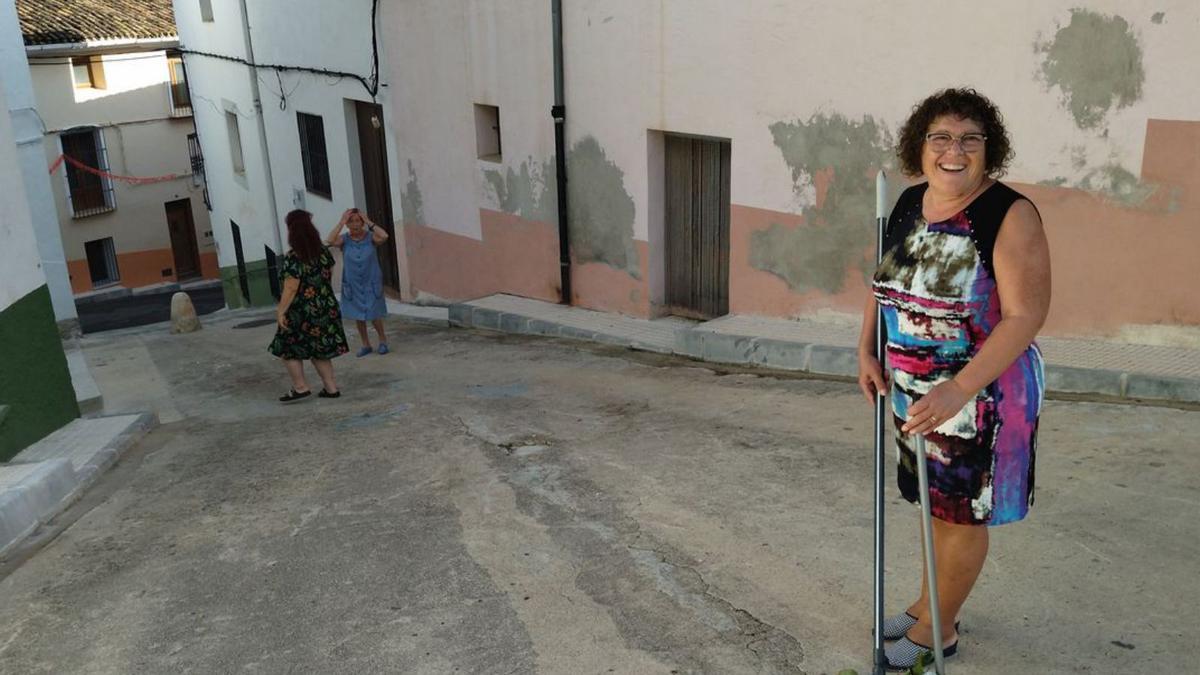 Mari Carmen barre una de
las calles de Benialí, en la
Vall de Gallinera.  a.p.f.