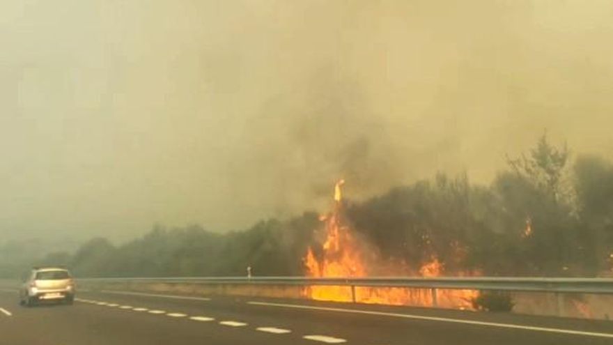 Un incendio cerca la A-52 a su paso por As Neves