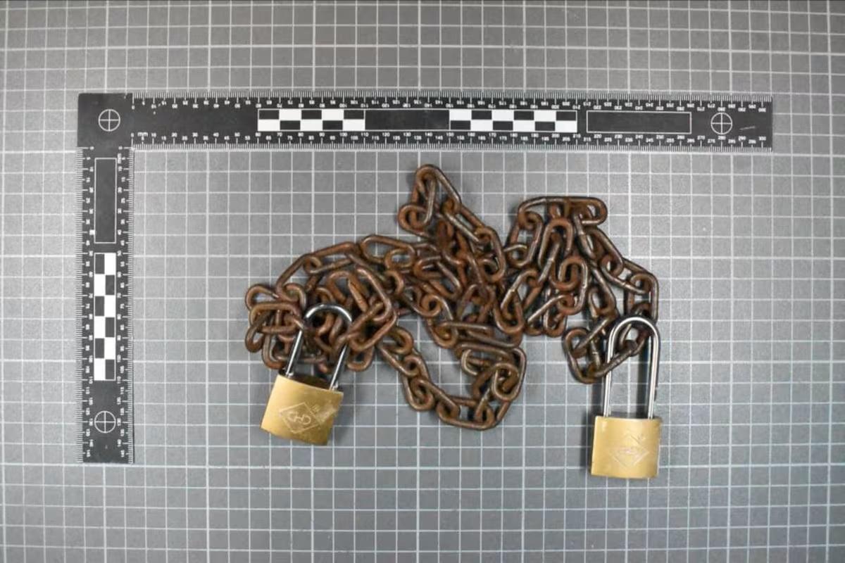 Cadena con la que el ahora detenido ató a una mujer en 2023