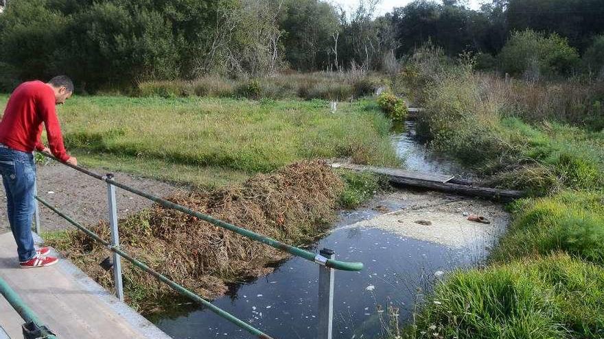 Vertidos en la &quot;laguna&quot; de Vilariño. // Gonzalo Núñez