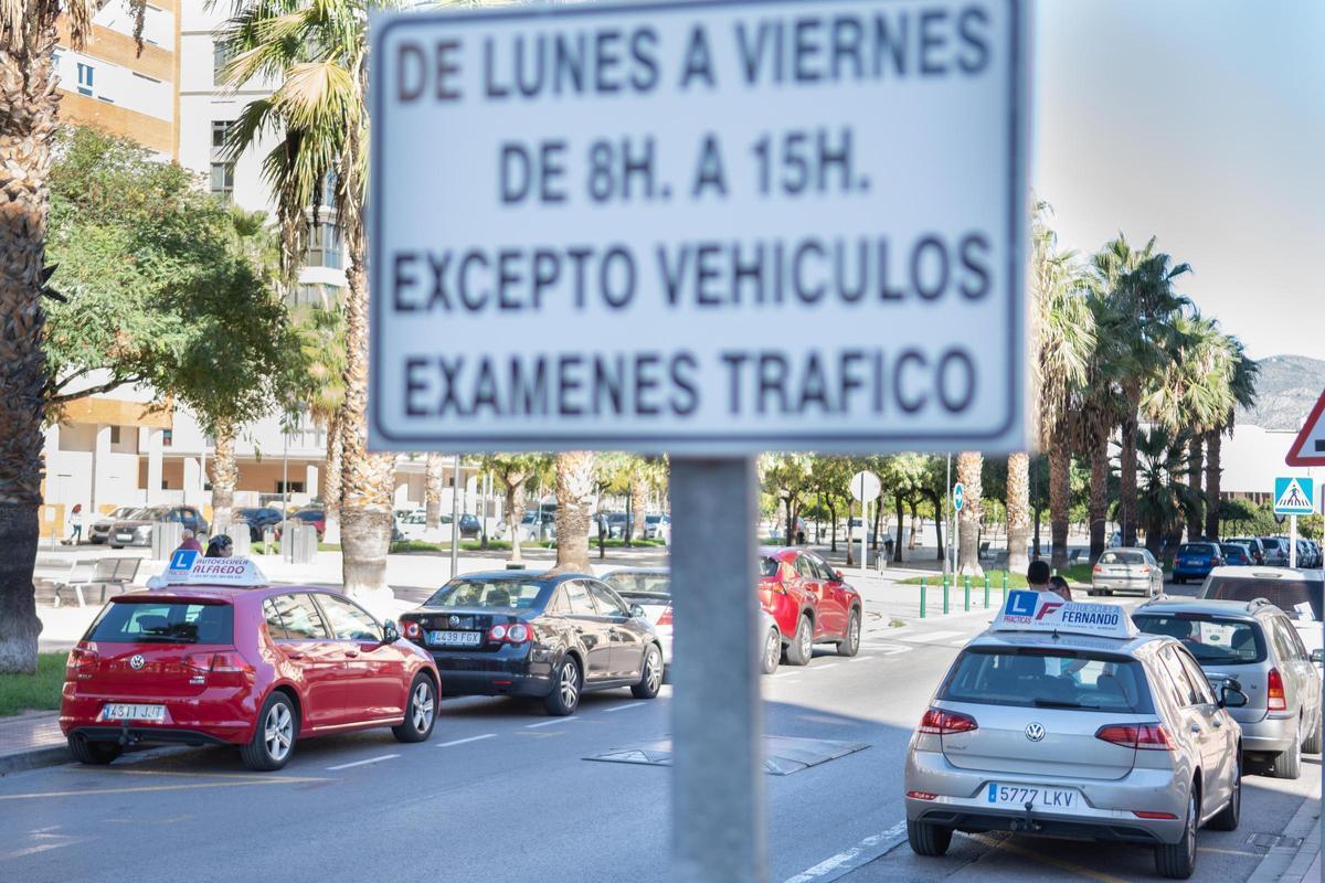 Coches de autoescuela en una zona de exámenes de tráfico