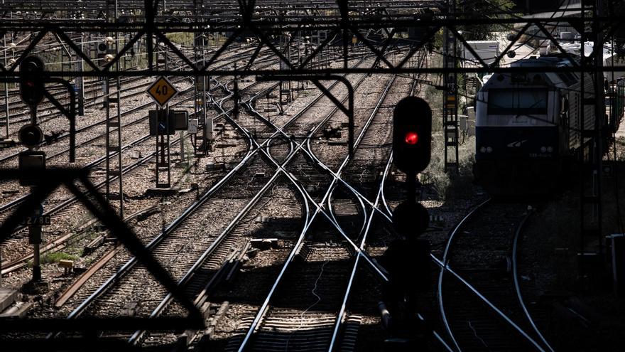 Varios raíles de entrada a la estación de Atocha.