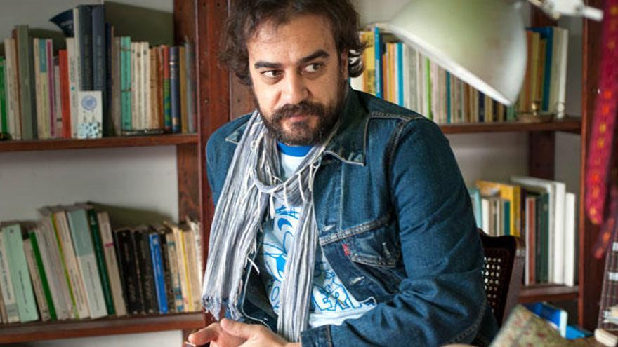 Pedro Feijoo entre libros. // Eli Regueira