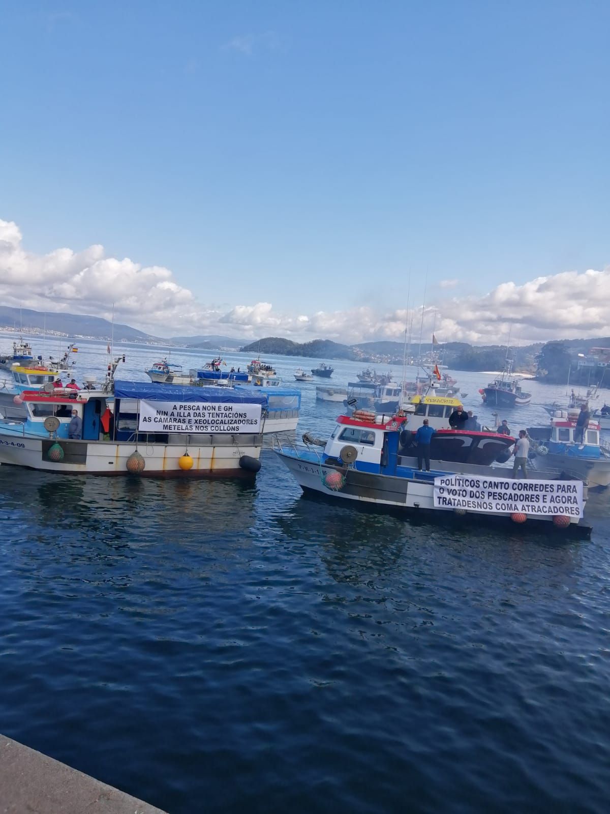 Barcos en Bueu con pancartas contra el nuevo reglamento de control.