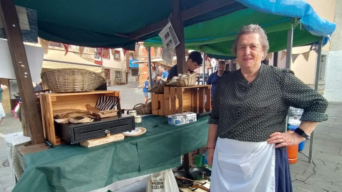 Hortensia López Sánchez en el Mercáu tradicional de la Semana del queso de Cabrales.