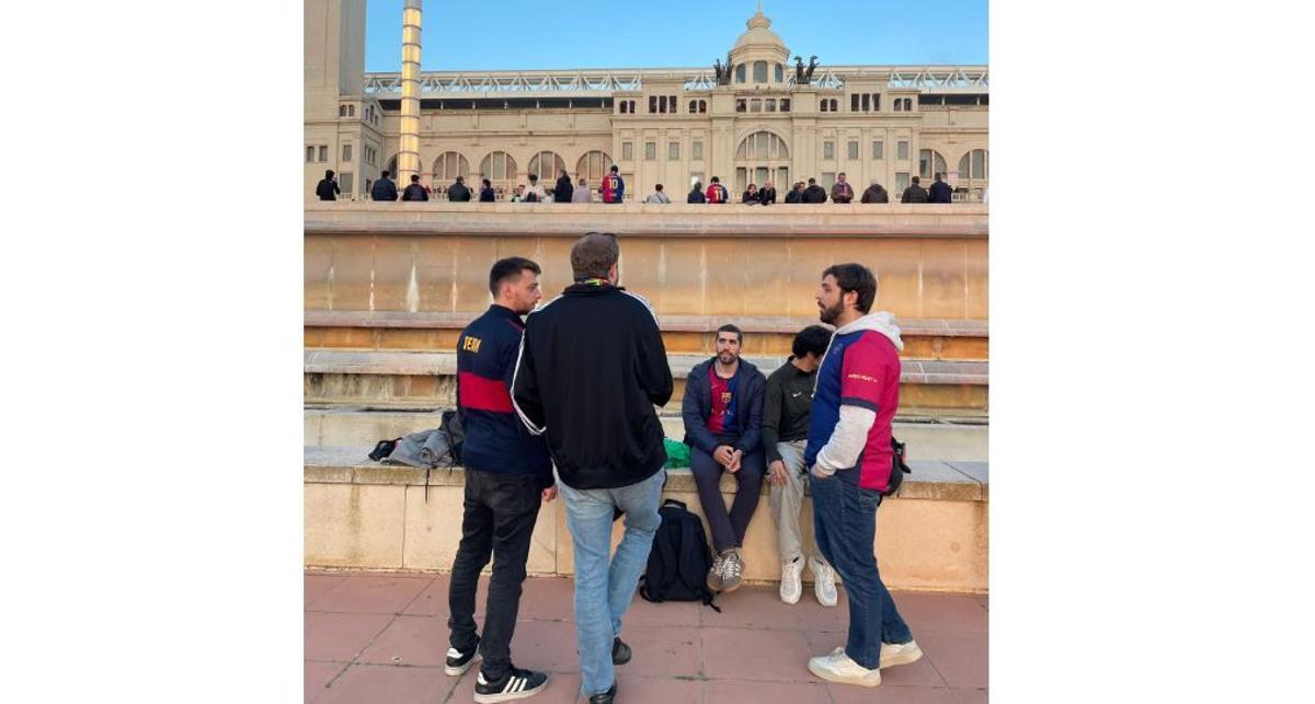 Edu Boada (capucha blanca) en Montjuïc con sus amigos antes de un partido del Barça.