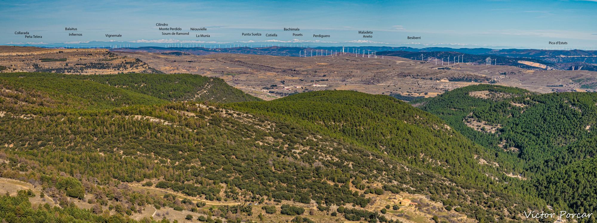 Localización e identificación de los picos en la amplia línea de más de 150 km de Pirineos captados desde Vilafranca