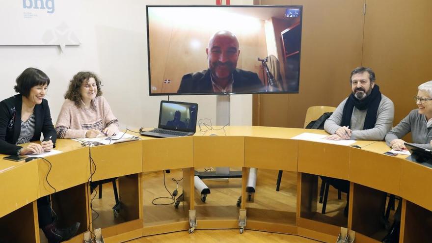Rego, en la pantalla, durante su reunión con la dirección nacionalista // Xoán Álvarez
