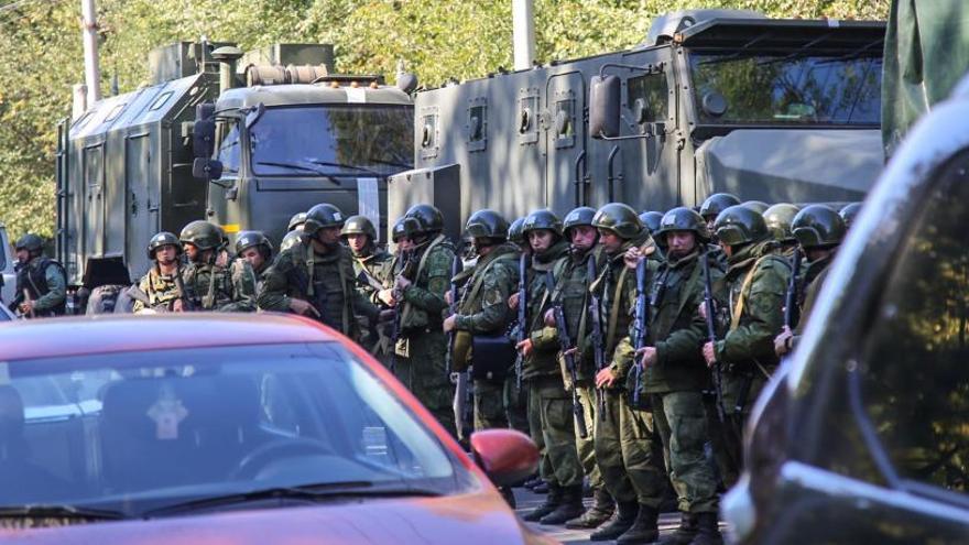 Militares rusos, ante el lugar del ataque.