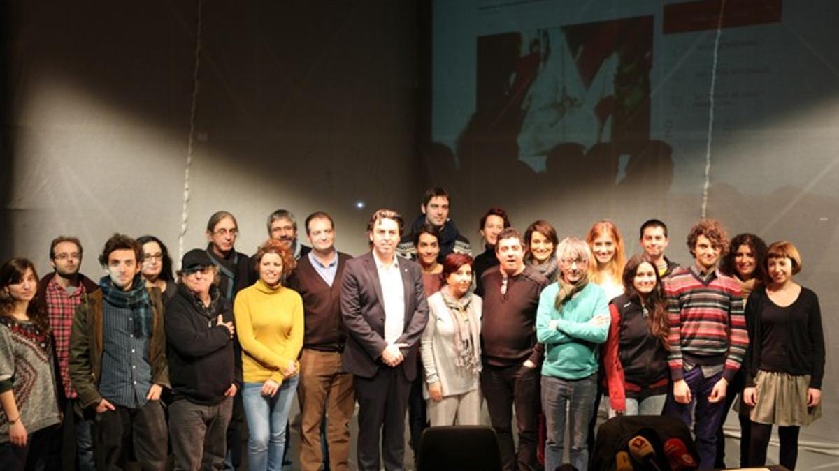 El concejal de Cultura de Sabadell, Quim Carné, con miembros del Estruch durante la rueda de prensa.