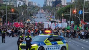 La manifestación a favor del decreto Maricarmen cortan la avenida Diagonal, este lunes en Barcelona.