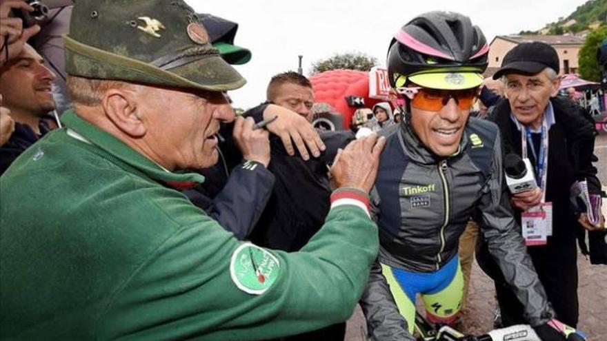 Contador entrega la &#039;maglia&#039; rosa a Aru por una caída
