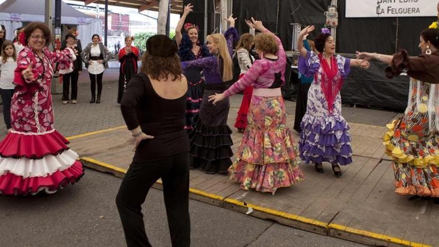 Un grupo de mujeres, bailando sevillanas en la feria andaluza de La Felguera.
